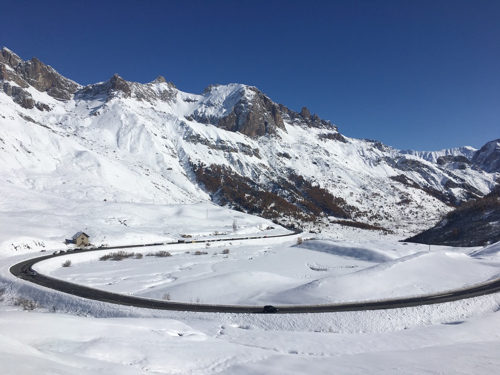 Porte d'accès à Serre Chevalier depuis le Nord, le Col du Lautaret en hiver est parfaitement déneigé