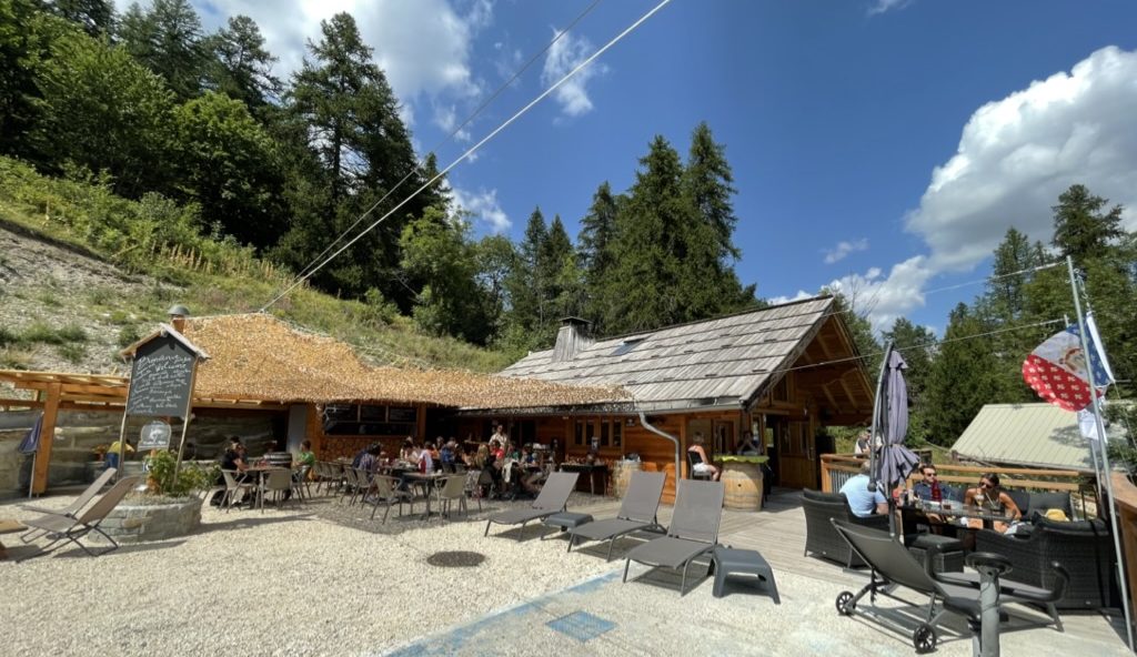Le restaurant la Briance à Chantemerle, accessible depuis la Piste Luc Alphand de Serre Chevalier, et le télésiège de l'Aiguillette au Prorel
