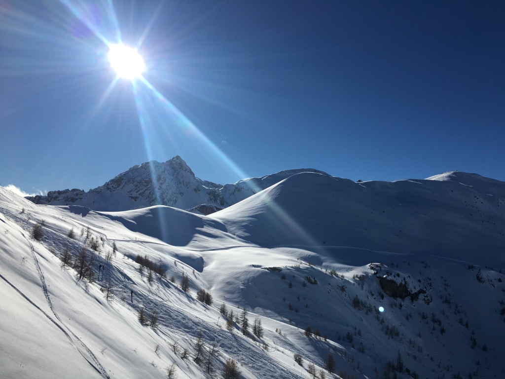 Photo prise dans le domaine skiable de Serre Chevalier depuis les remontées mécaniques reliant Chantemerle à VIlleneneuve