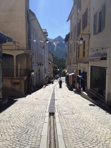 La célèbre Gragouille, artère centrale de la vielle vielle dans laquelle coule le fameux cours d'eau éponyme