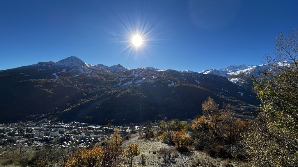 Vue sur le domaine skiable de Serre Chevalier par une magnifique journée d'automne, depuis le Col du Granon