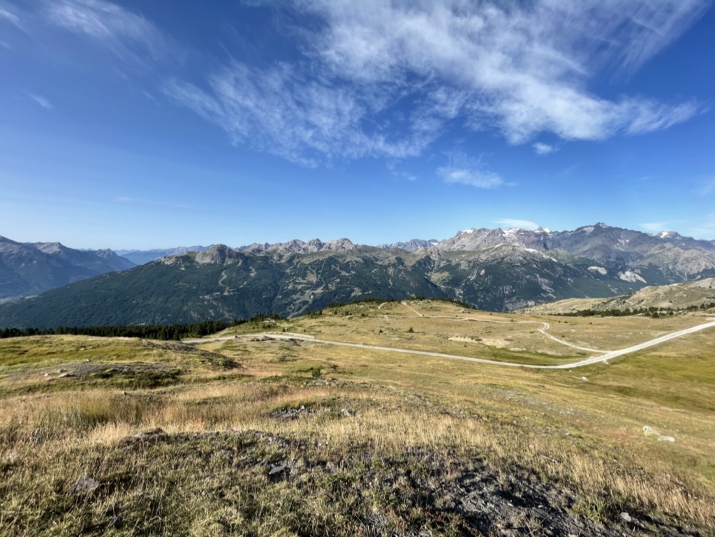 L'été, le domaine skiable de Serre Chevalier devient le domaine d'altitude, ici à Chantemerle