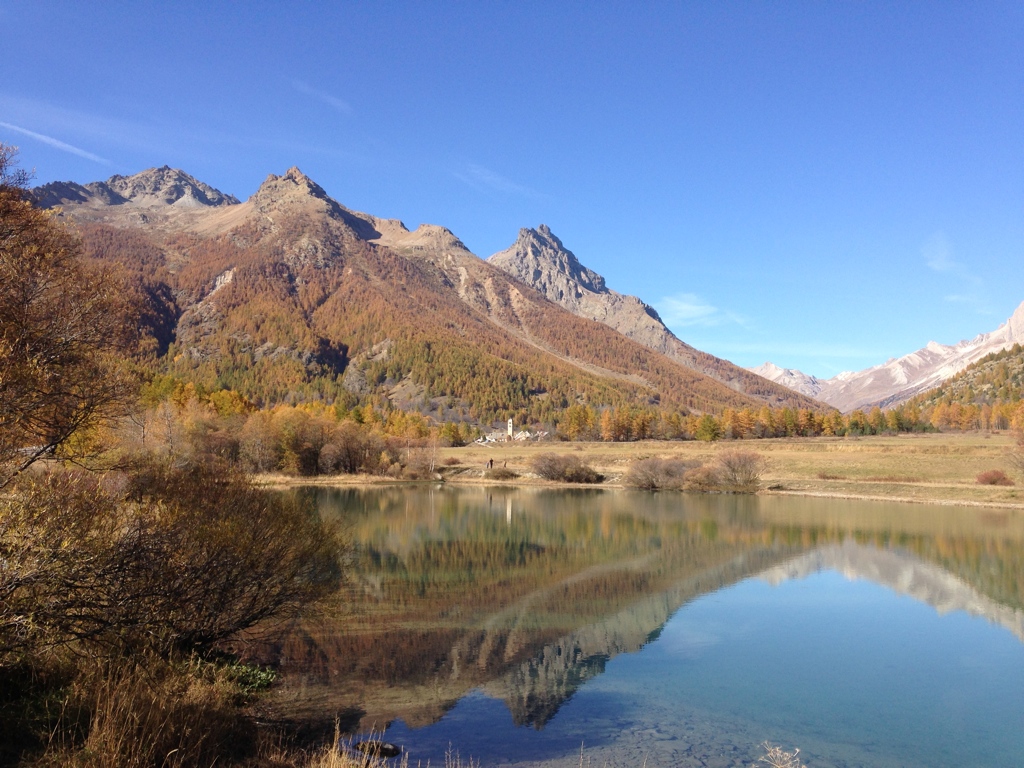 L'automne à Serre Chevalier set un période propice au calme et aux couleurs incroyables dans les forêts de mélèzes