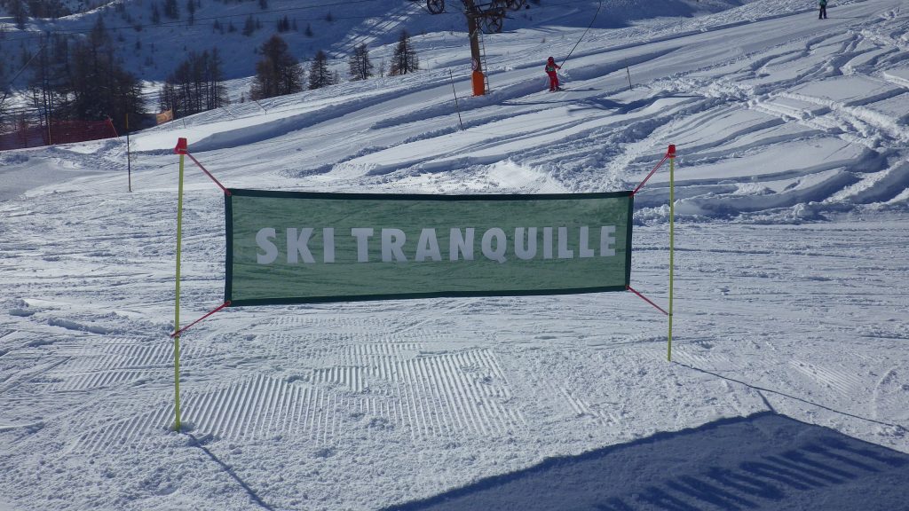 Ski Tranquille est le mot d'ordre sur ce secteur de Serre Chevalier, comme l'indique ce panneau