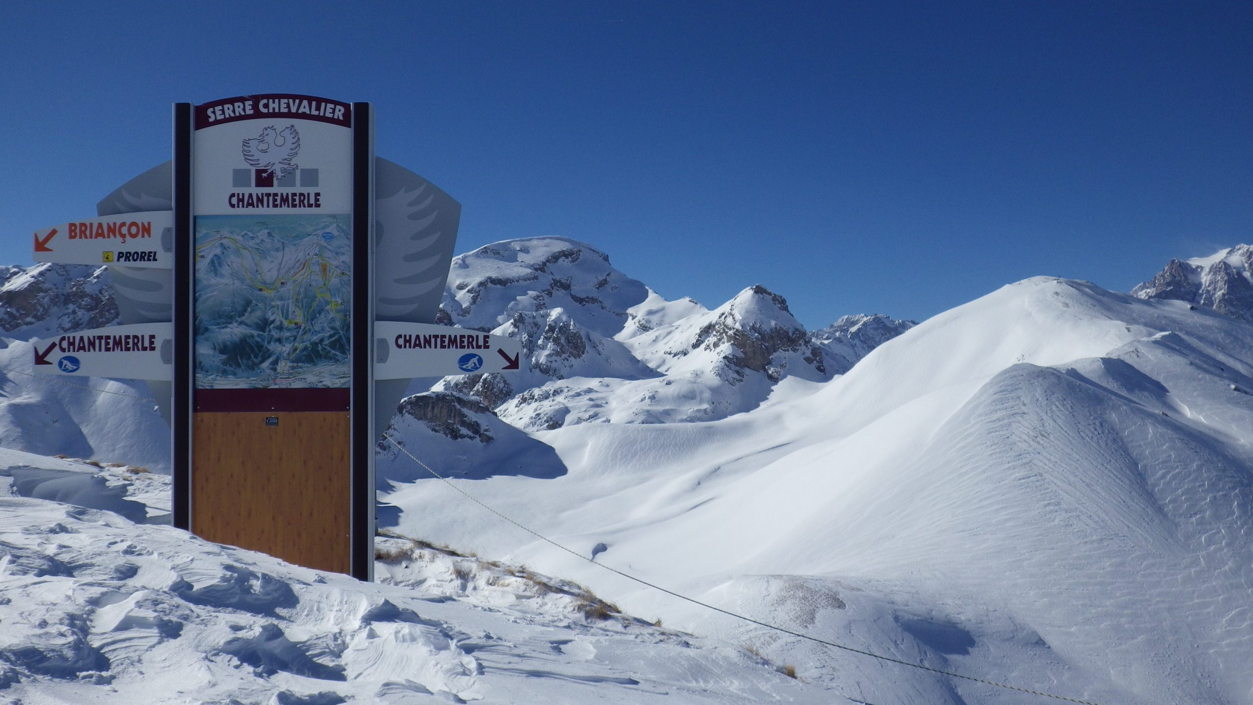 Vue sur le domaine de Serre Chevalier, entre Briançon et Chantemerle, vers Villeneuve et Monetier