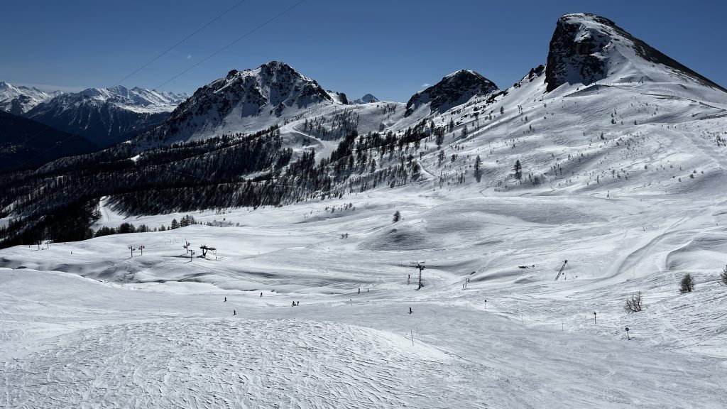 Vue sur le Mont Prorel depuis le domaine skiable de Chantemerle à Serre Chevalier